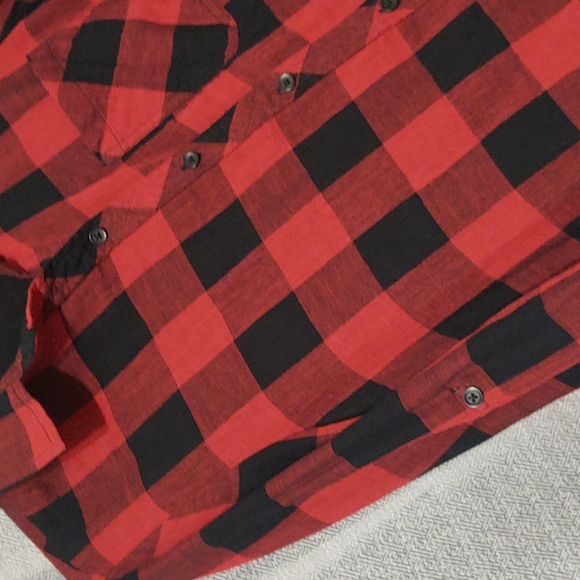 beach.lunch.lounge Red & Black Buffalo Plaid Button Down shirt Sz Small - Picture 4 of 8